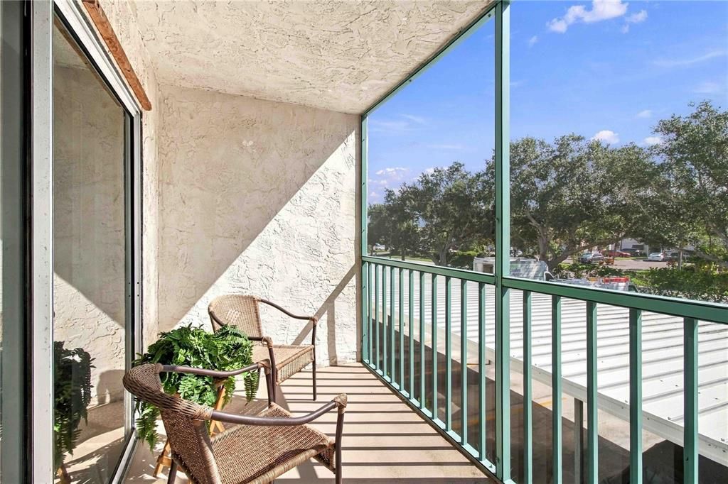 For Sale: $165,000 (2 beds, 2 baths, 941 Square Feet)