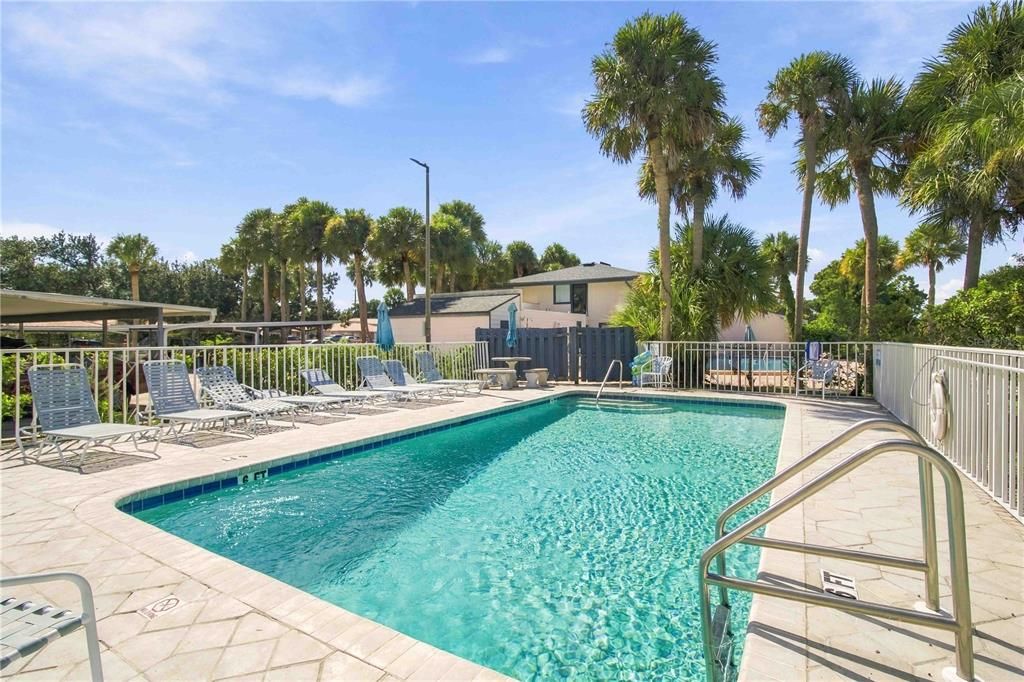 For Sale: $165,000 (2 beds, 2 baths, 941 Square Feet)