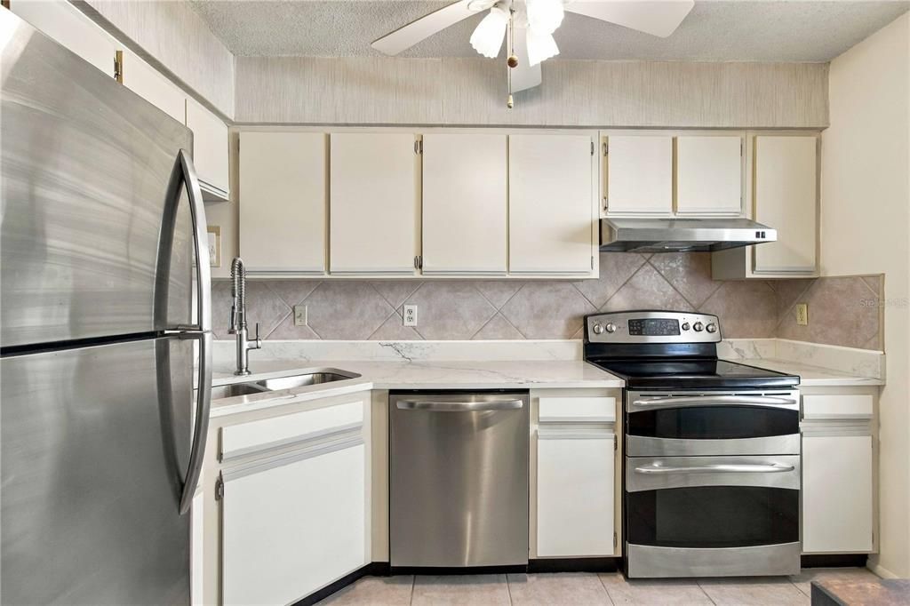 For Sale: $165,000 (2 beds, 2 baths, 941 Square Feet)