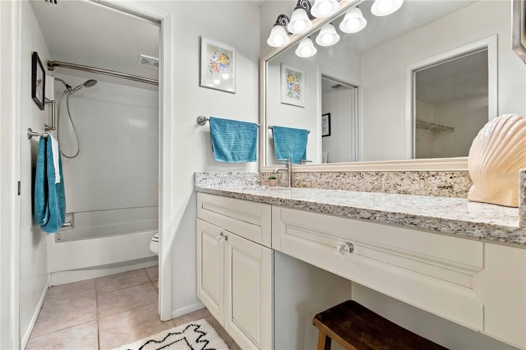 For Sale: $165,000 (2 beds, 2 baths, 941 Square Feet)
