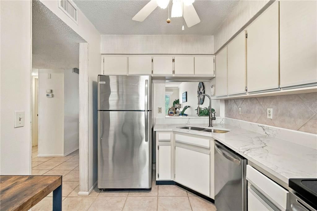 For Sale: $165,000 (2 beds, 2 baths, 941 Square Feet)