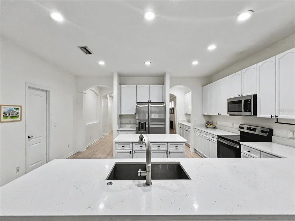 En Venta: $639,500 (4 camas, 2 baños, 2460 Pies cuadrados)