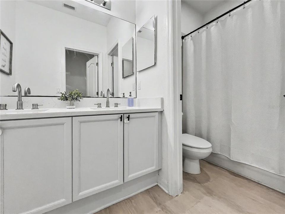 En Venta: $639,500 (4 camas, 2 baños, 2460 Pies cuadrados)