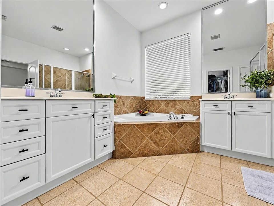En Venta: $639,500 (4 camas, 2 baños, 2460 Pies cuadrados)
