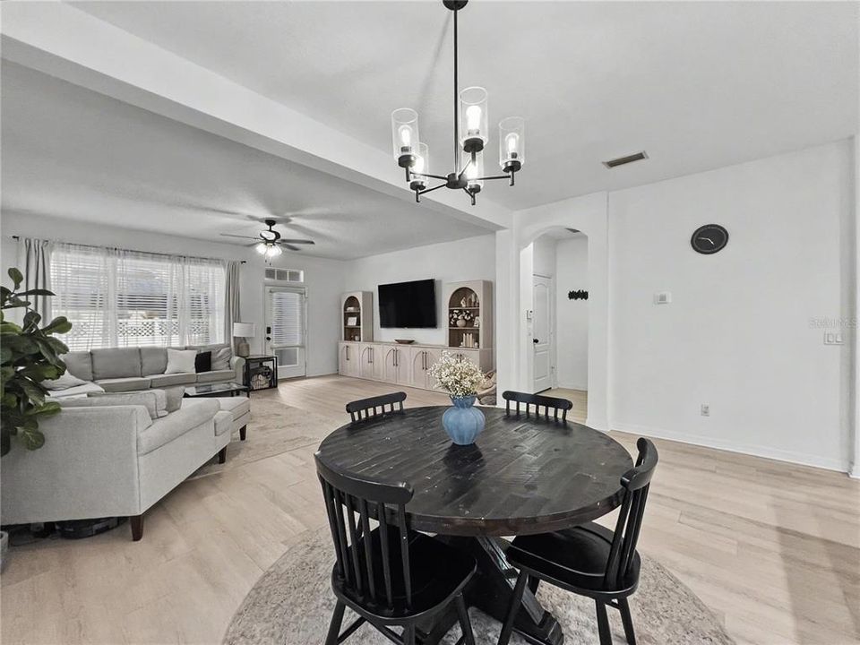 En Venta: $639,500 (4 camas, 2 baños, 2460 Pies cuadrados)