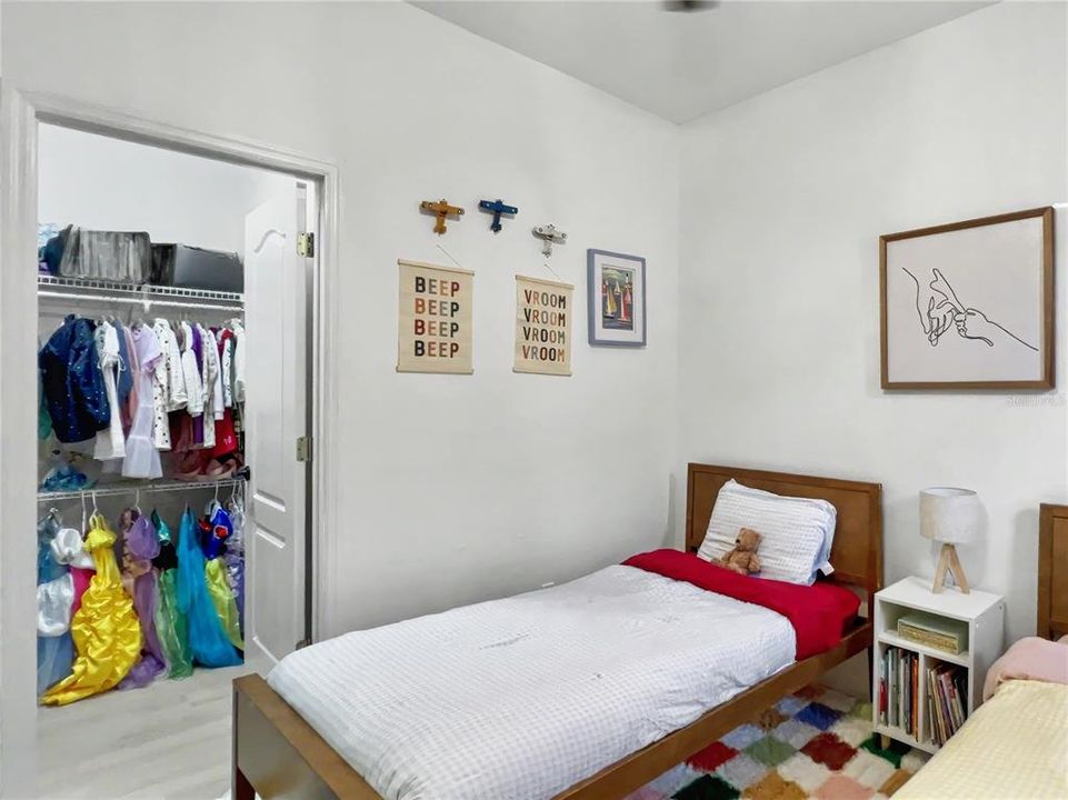 En Venta: $639,500 (4 camas, 2 baños, 2460 Pies cuadrados)