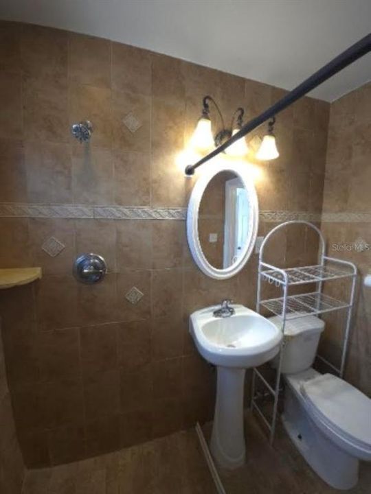 For Rent: $1,999 (2 beds, 1 baths, 1404 Square Feet)