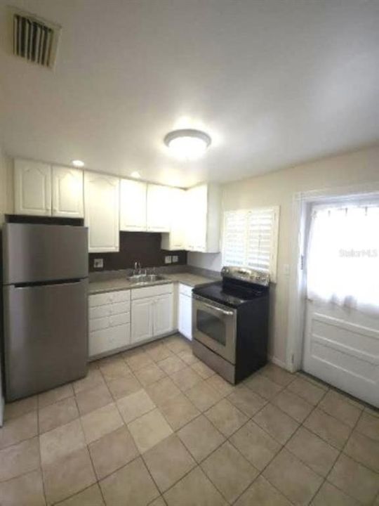 For Rent: $1,999 (2 beds, 1 baths, 1404 Square Feet)