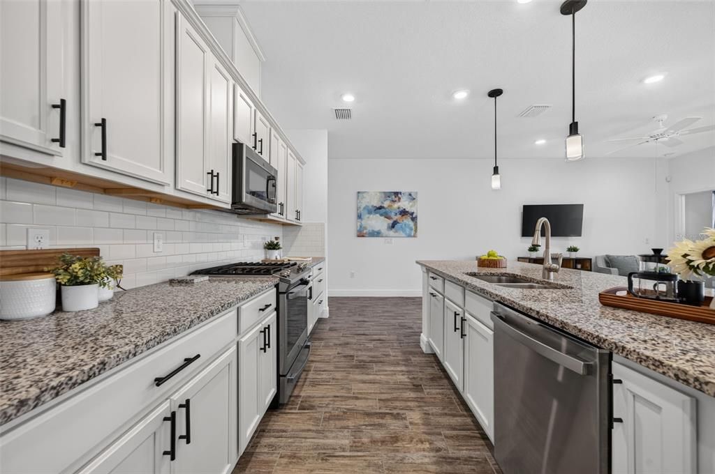 For Sale: $325,000 (3 beds, 2 baths, 1644 Square Feet)