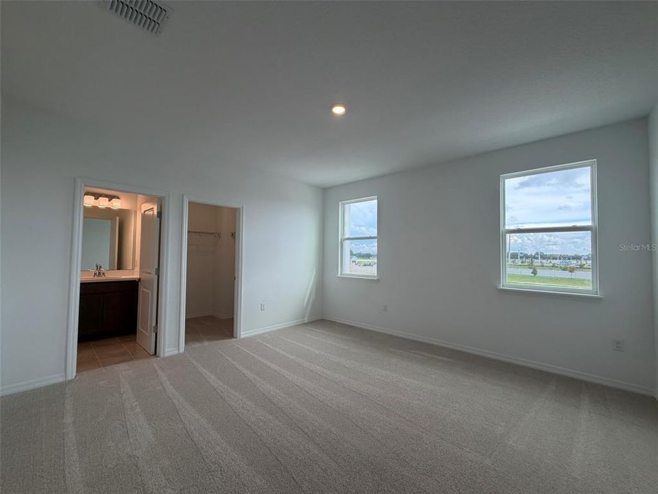 For Sale: $995,000 (6 beds, 5 baths, 3998 Square Feet)