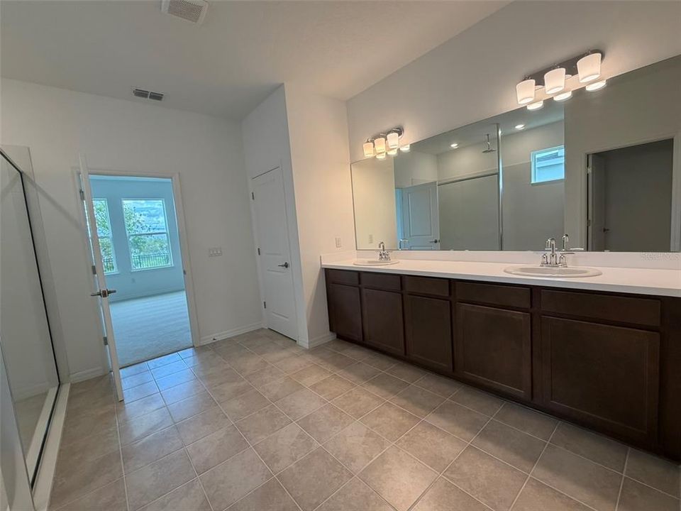 For Sale: $995,000 (6 beds, 5 baths, 3998 Square Feet)