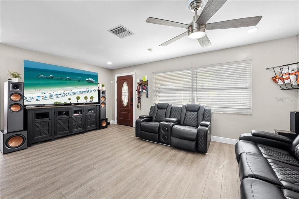 For Sale: $479,900 (3 beds, 2 baths, 1187 Square Feet)
