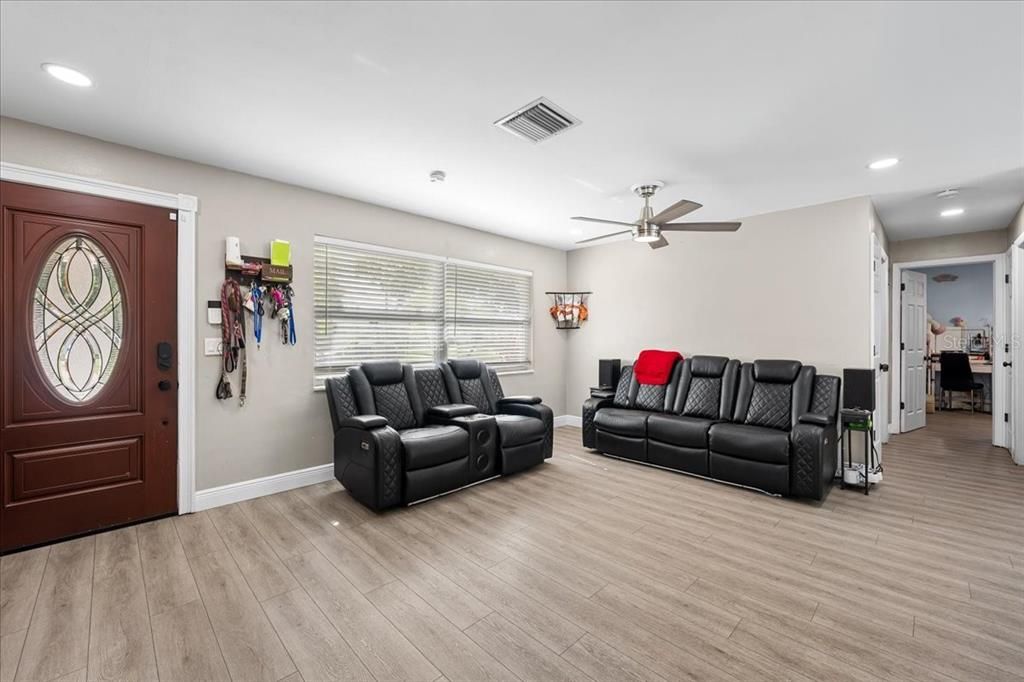 For Sale: $479,900 (3 beds, 2 baths, 1187 Square Feet)