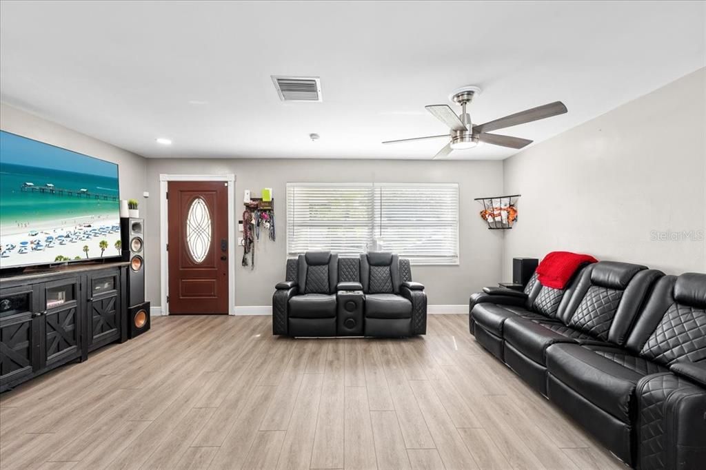 For Sale: $479,900 (3 beds, 2 baths, 1187 Square Feet)