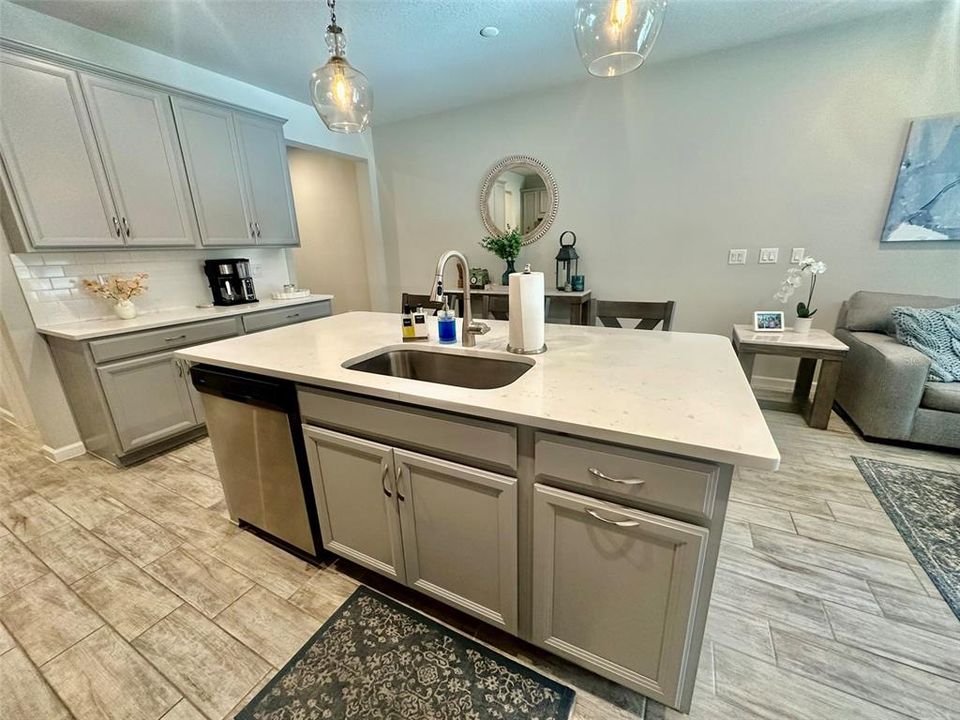 На продажу: $379,900 (3 спален, 2 ванн, 1716 Квадратных фут)