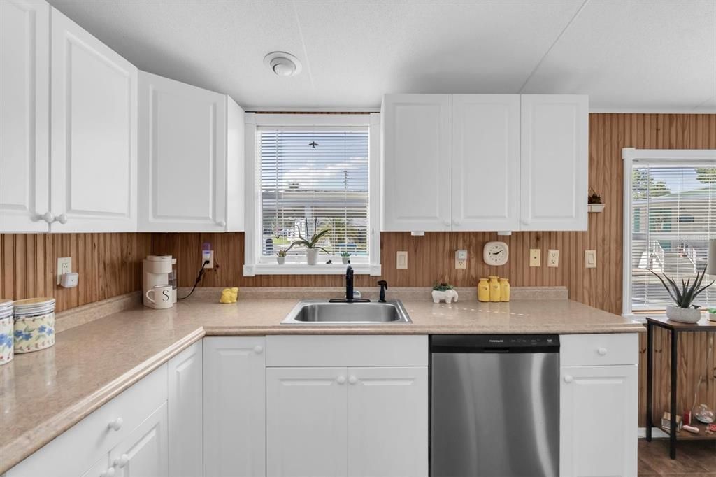For Sale: $138,000 (1 beds, 1 baths, 384 Square Feet)