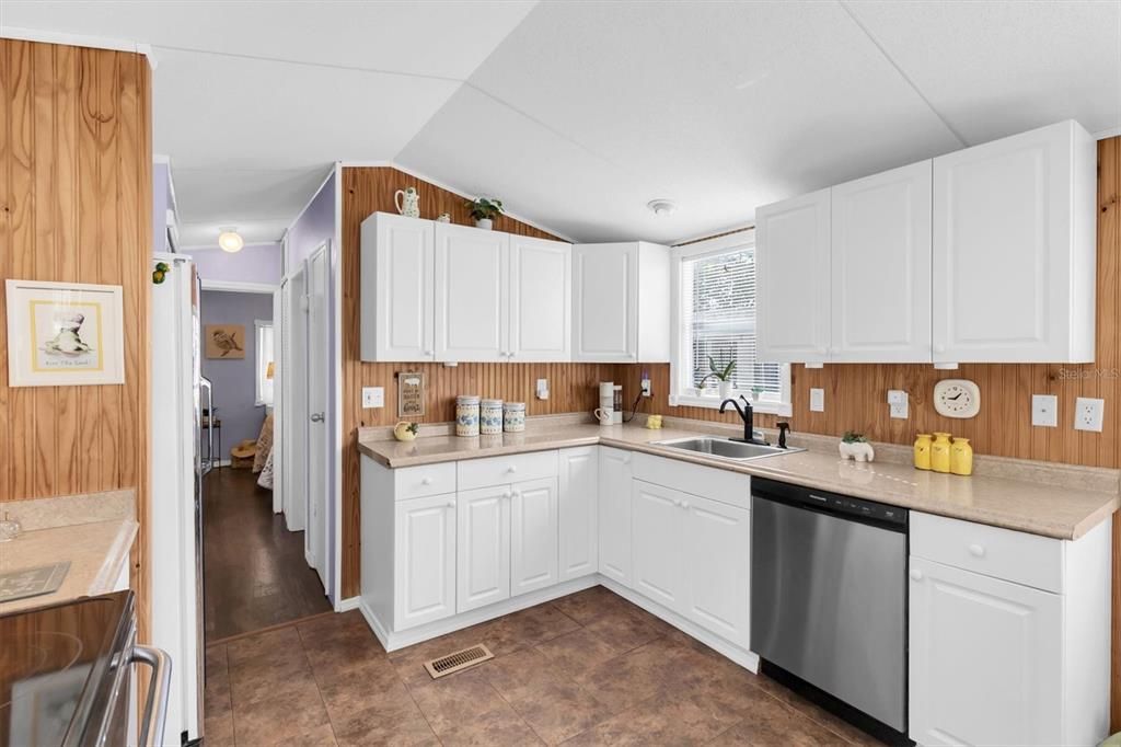 For Sale: $138,000 (1 beds, 1 baths, 384 Square Feet)