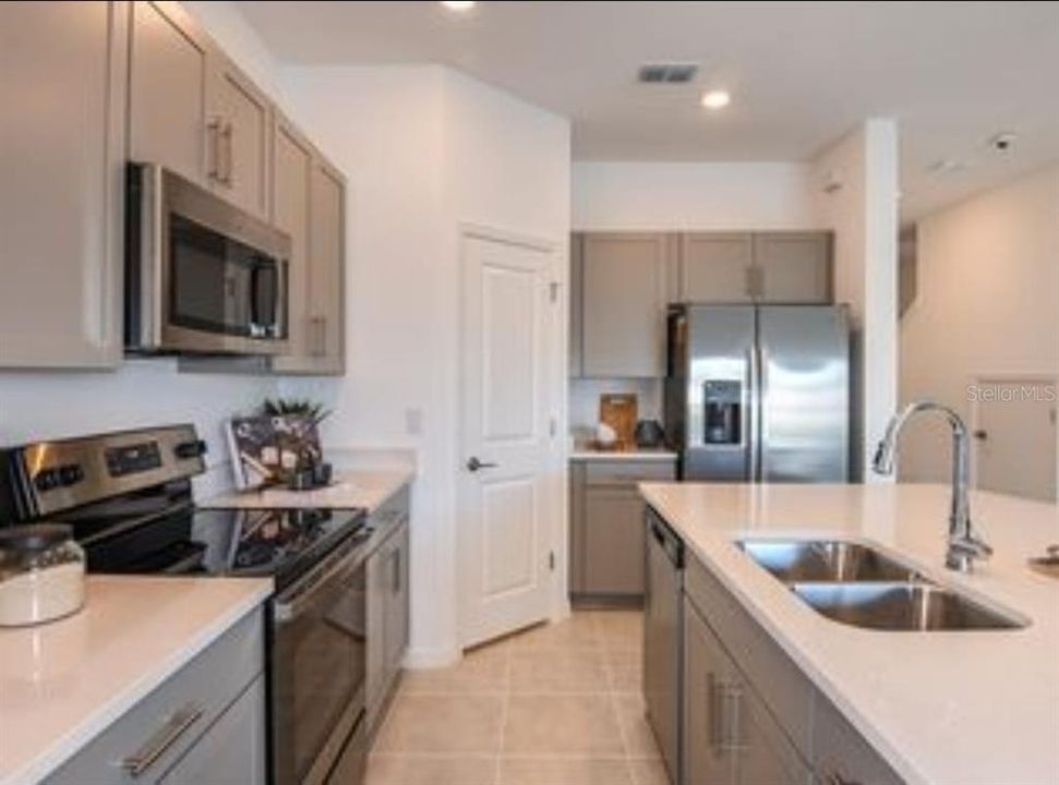 For Sale: $279,500 (3 beds, 2 baths, 1373 Square Feet)