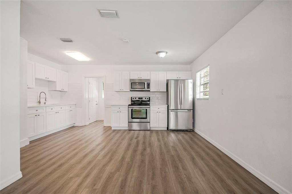 For Sale: $284,900 (3 beds, 1 baths, 840 Square Feet)