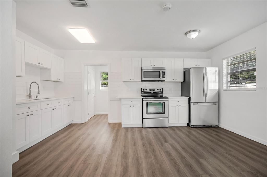 For Sale: $284,900 (3 beds, 1 baths, 840 Square Feet)
