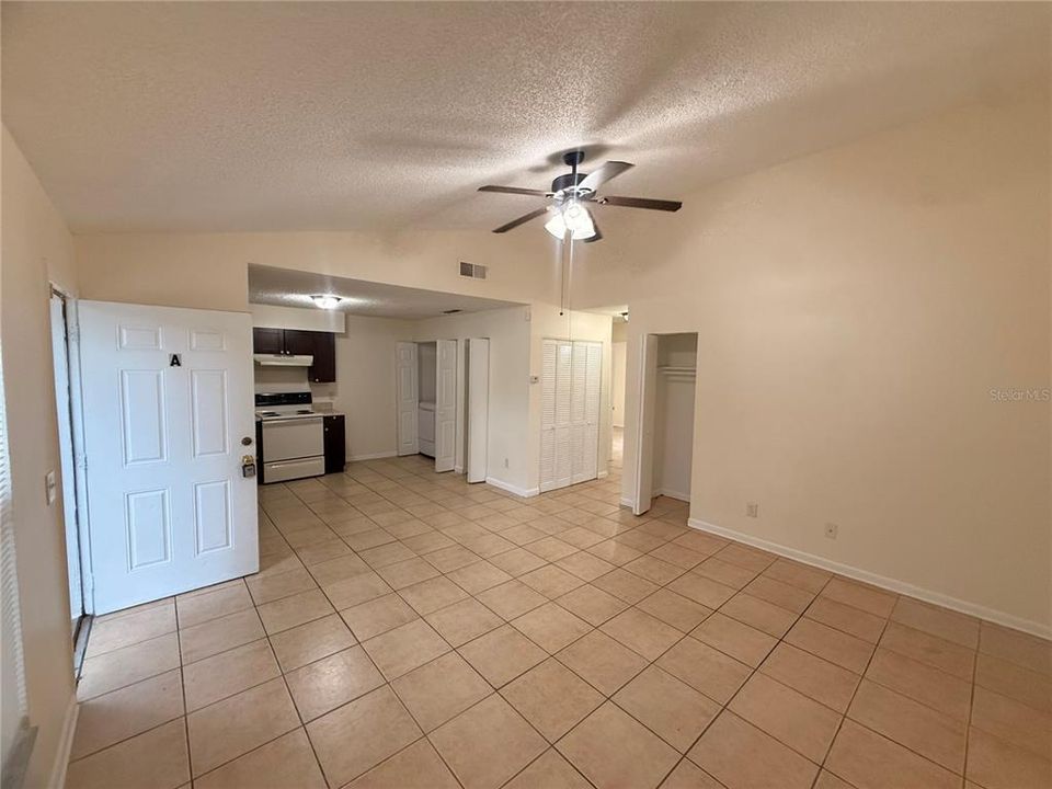 For Rent: $1,550 (2 beds, 1 baths, 884 Square Feet)