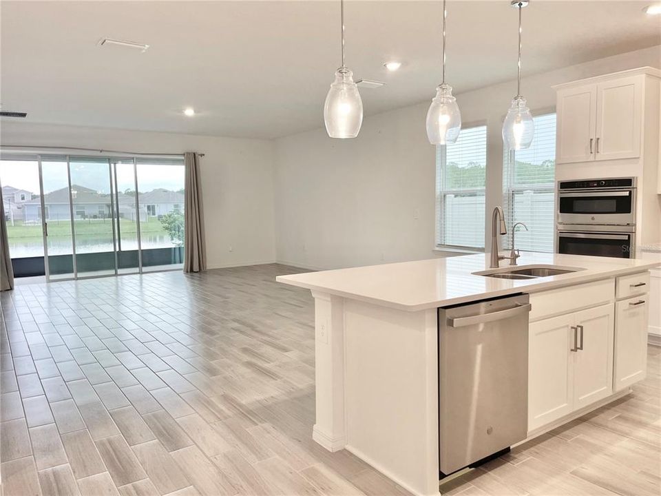 En Venta: $415,000 (4 camas, 3 baños, 2404 Pies cuadrados)