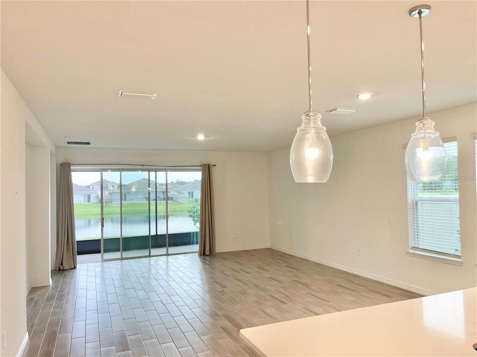 En Venta: $415,000 (4 camas, 3 baños, 2404 Pies cuadrados)