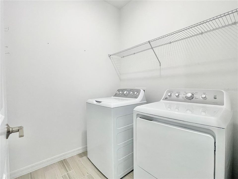 En Venta: $415,000 (4 camas, 3 baños, 2404 Pies cuadrados)