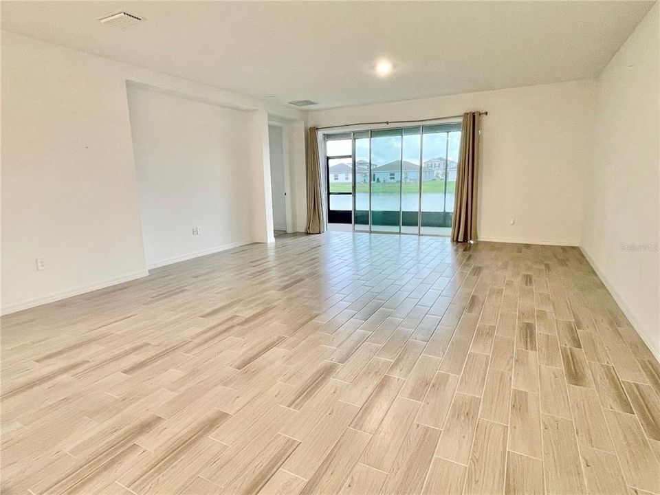 En Venta: $415,000 (4 camas, 3 baños, 2404 Pies cuadrados)