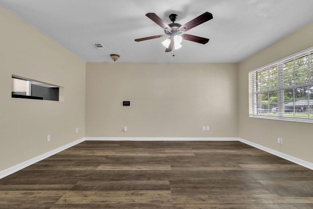 For Rent: $1,800 (3 beds, 2 baths, 1093 Square Feet)