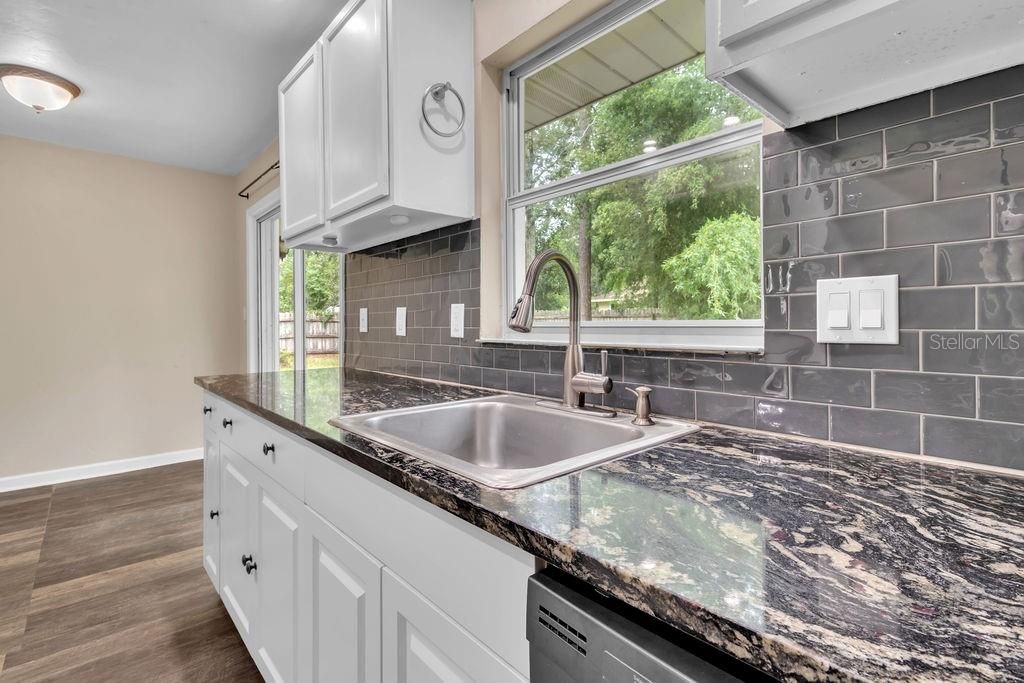 For Rent: $1,800 (3 beds, 2 baths, 1093 Square Feet)