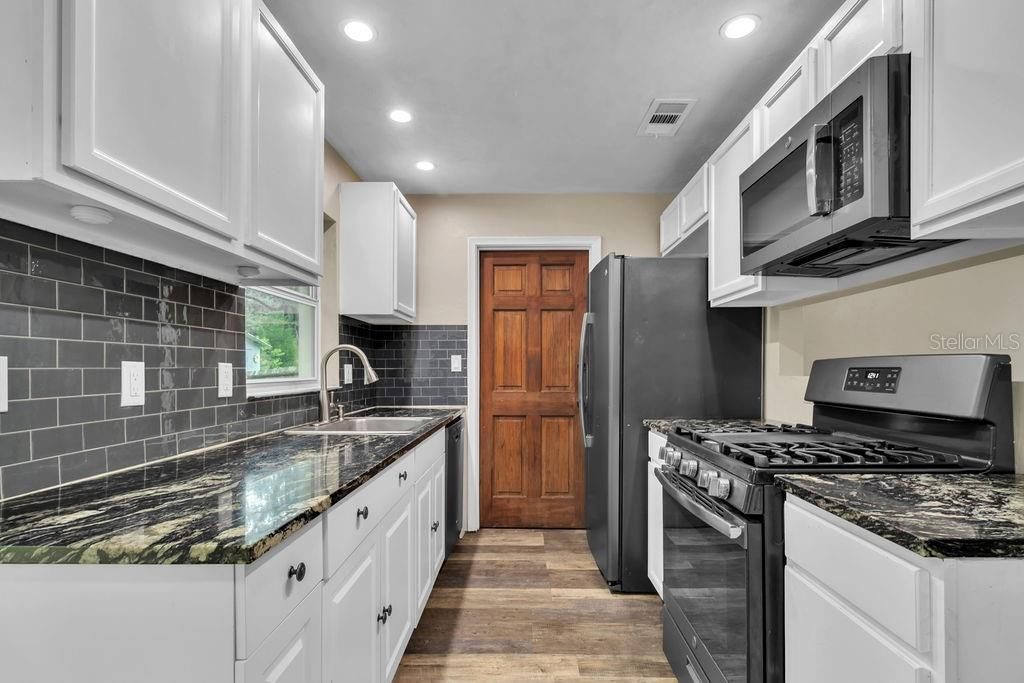 For Rent: $1,800 (3 beds, 2 baths, 1093 Square Feet)