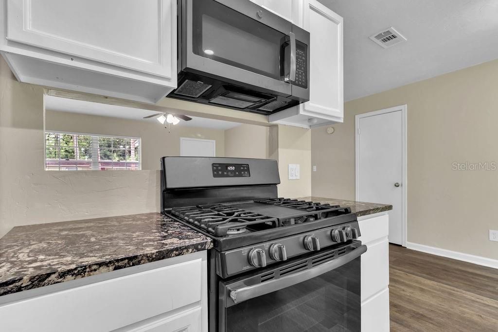 For Rent: $1,800 (3 beds, 2 baths, 1093 Square Feet)