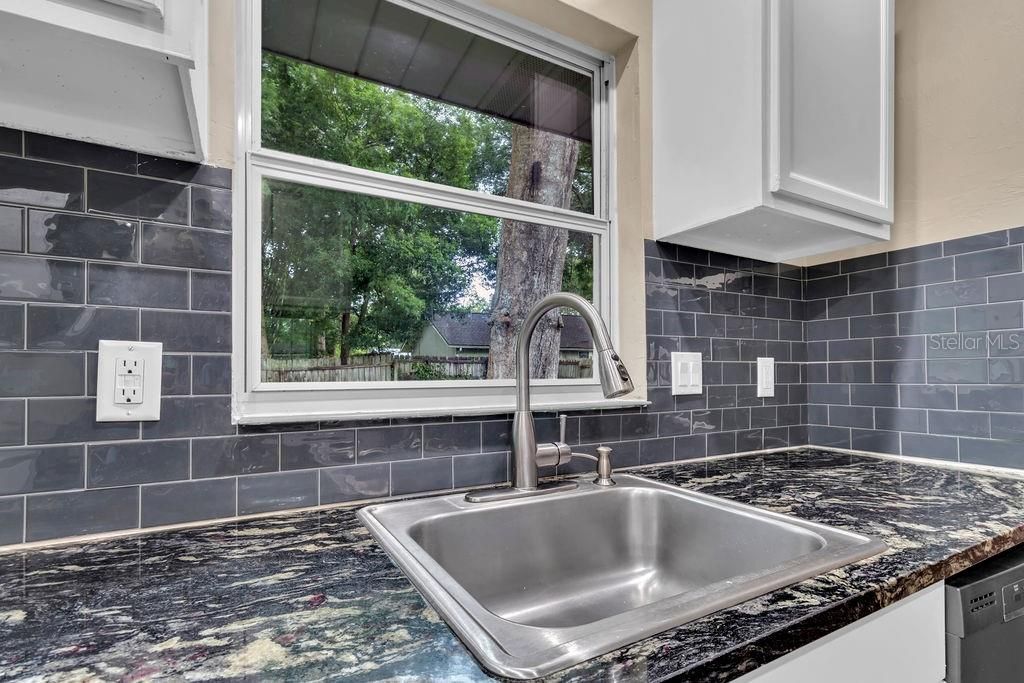 For Rent: $1,800 (3 beds, 2 baths, 1093 Square Feet)