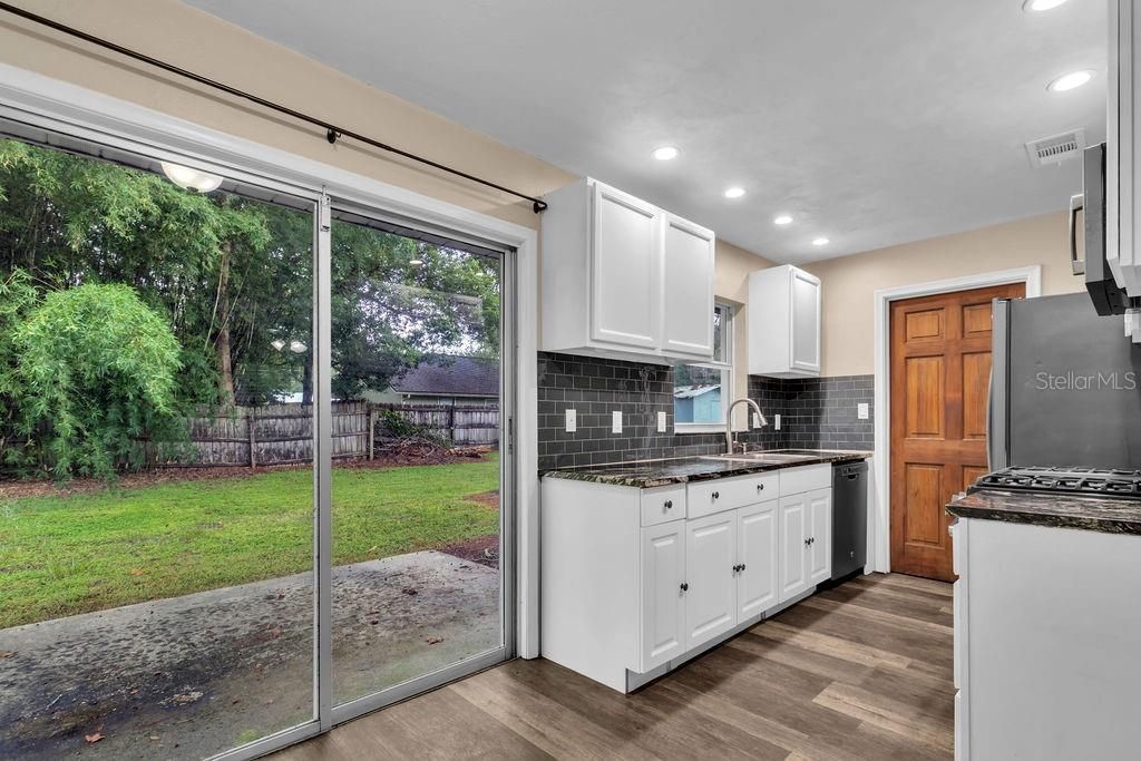 For Rent: $1,800 (3 beds, 2 baths, 1093 Square Feet)