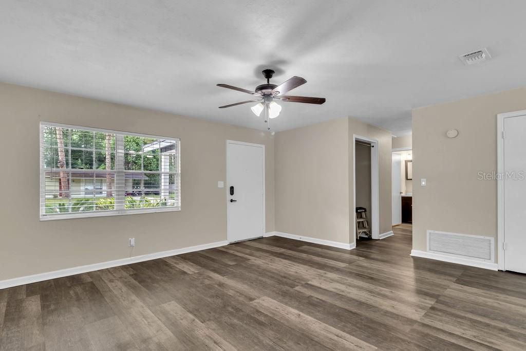 For Rent: $1,800 (3 beds, 2 baths, 1093 Square Feet)