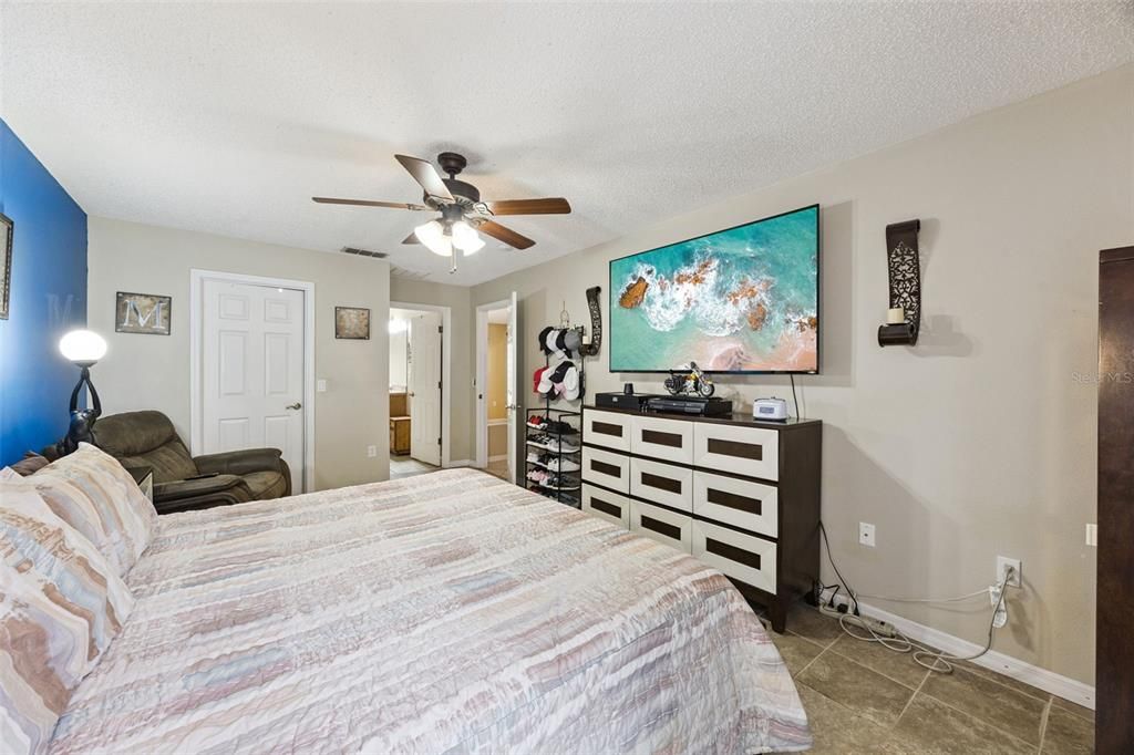For Sale: $410,000 (4 beds, 2 baths, 2044 Square Feet)