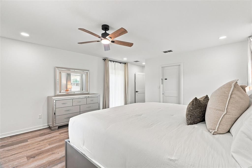 Active With Contract: $525,000 (2 beds, 1 baths, 1280 Square Feet)