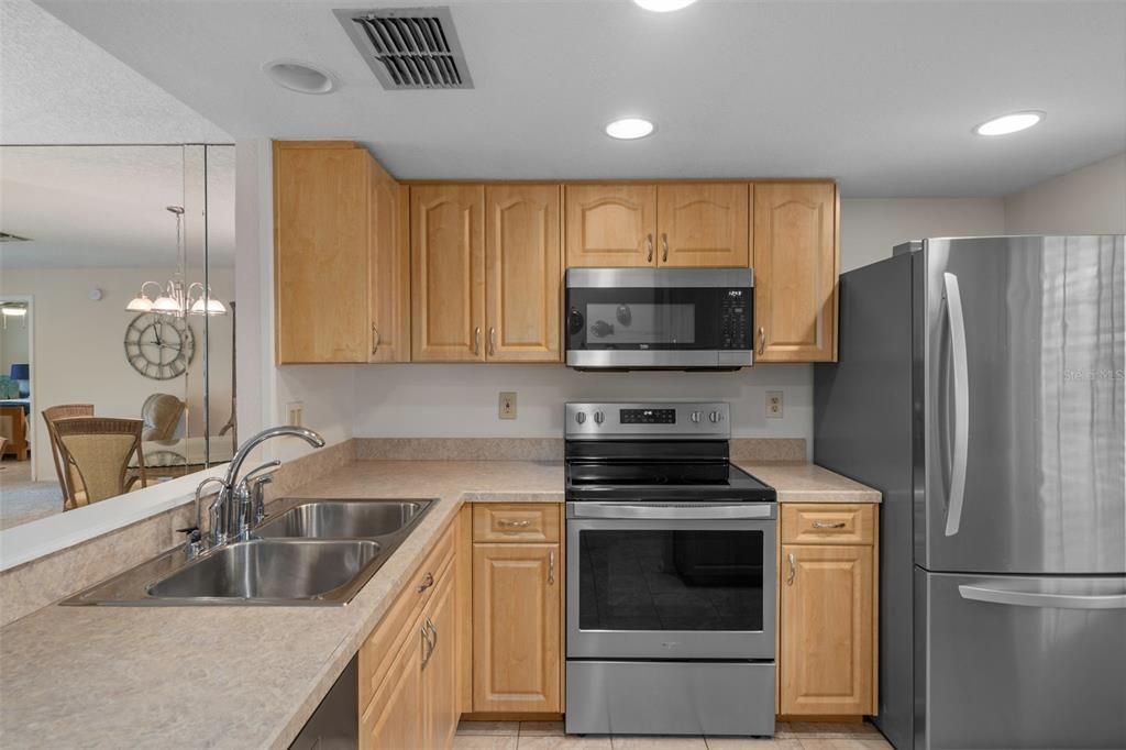 For Sale: $156,900 (2 beds, 2 baths, 935 Square Feet)