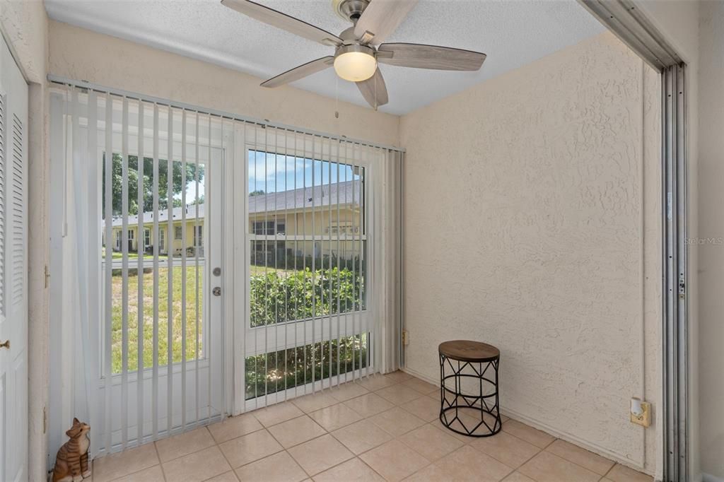 For Sale: $156,900 (2 beds, 2 baths, 935 Square Feet)