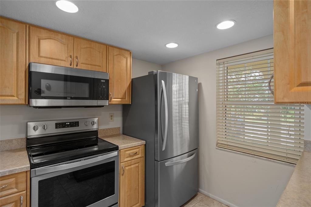 For Sale: $156,900 (2 beds, 2 baths, 935 Square Feet)