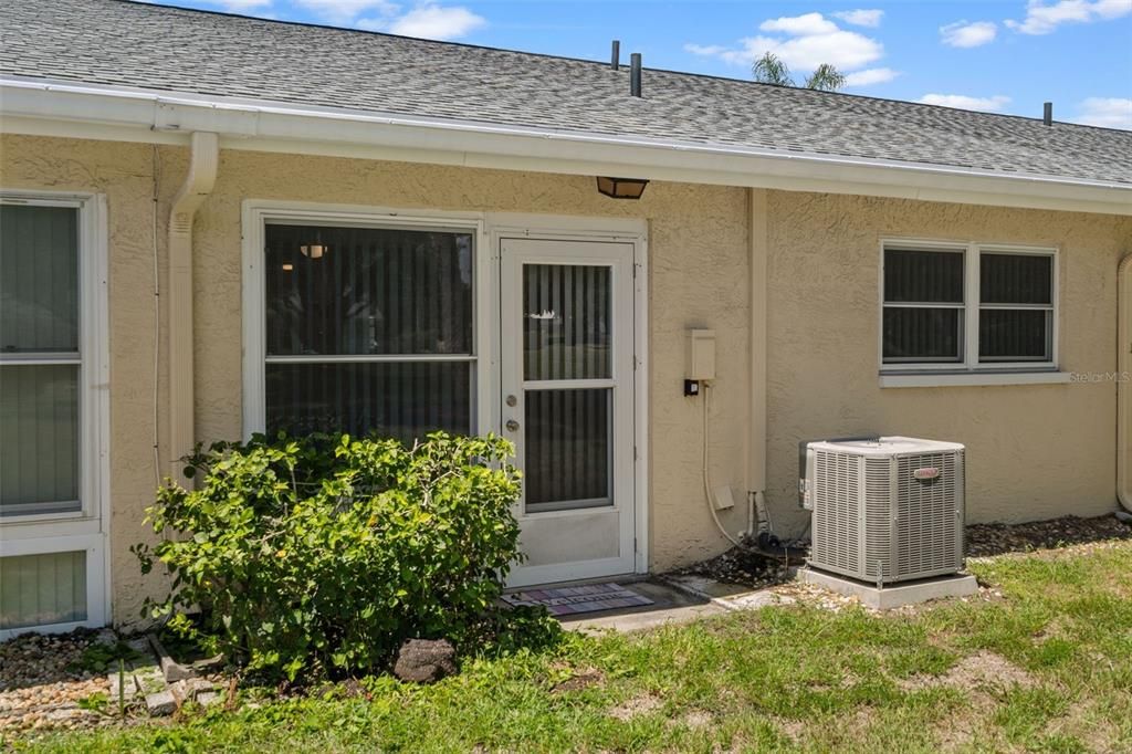 For Sale: $156,900 (2 beds, 2 baths, 935 Square Feet)