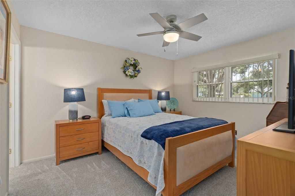 For Sale: $156,900 (2 beds, 2 baths, 935 Square Feet)
