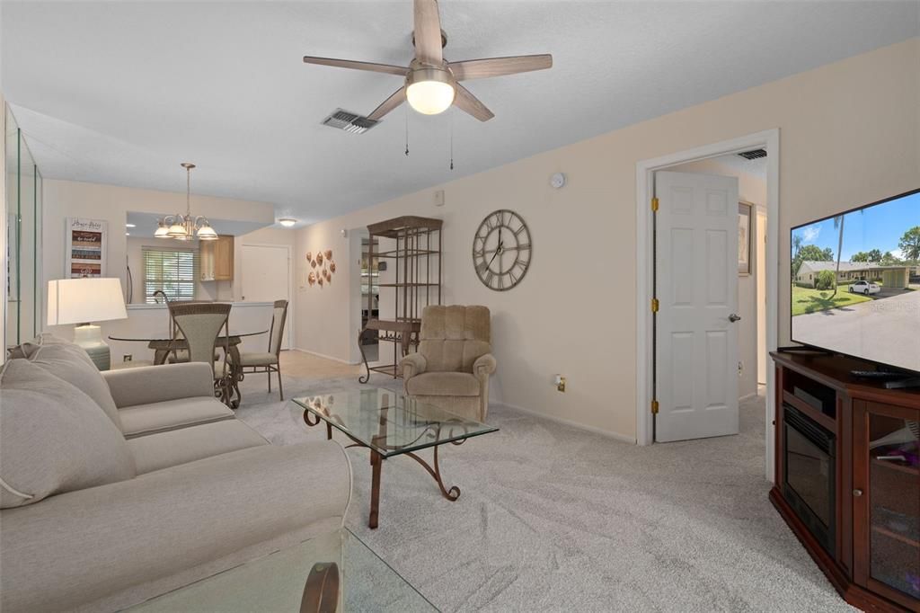 For Sale: $156,900 (2 beds, 2 baths, 935 Square Feet)