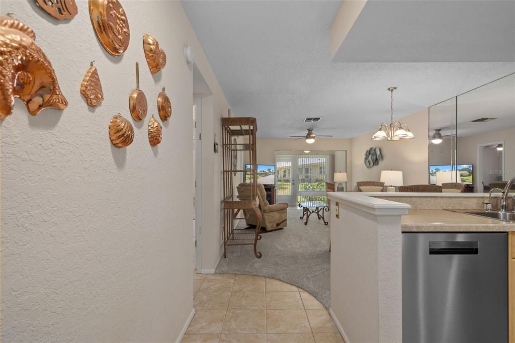 For Sale: $156,900 (2 beds, 2 baths, 935 Square Feet)