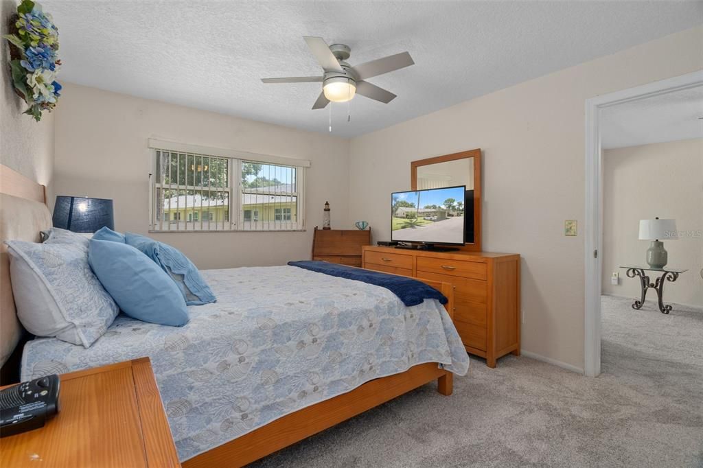 For Sale: $156,900 (2 beds, 2 baths, 935 Square Feet)