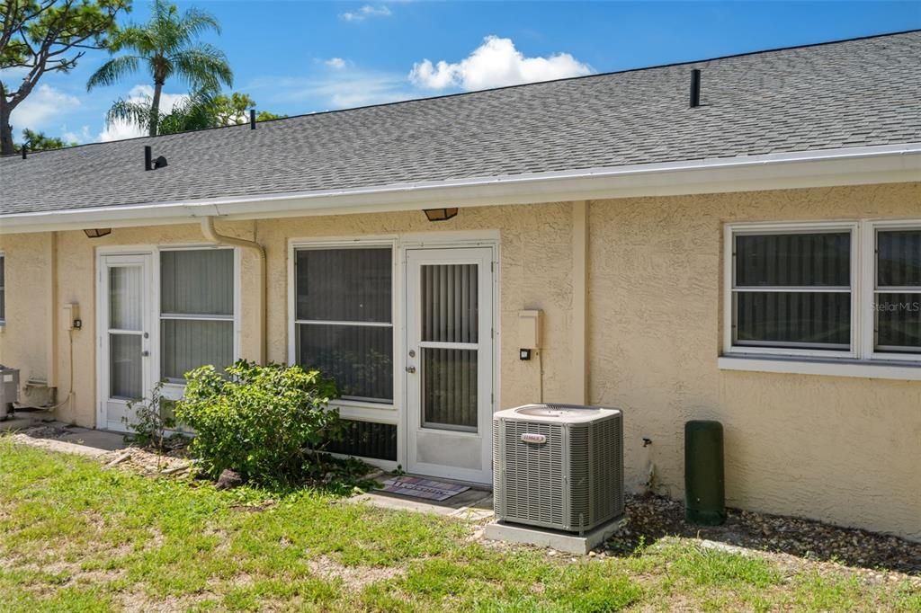 For Sale: $156,900 (2 beds, 2 baths, 935 Square Feet)