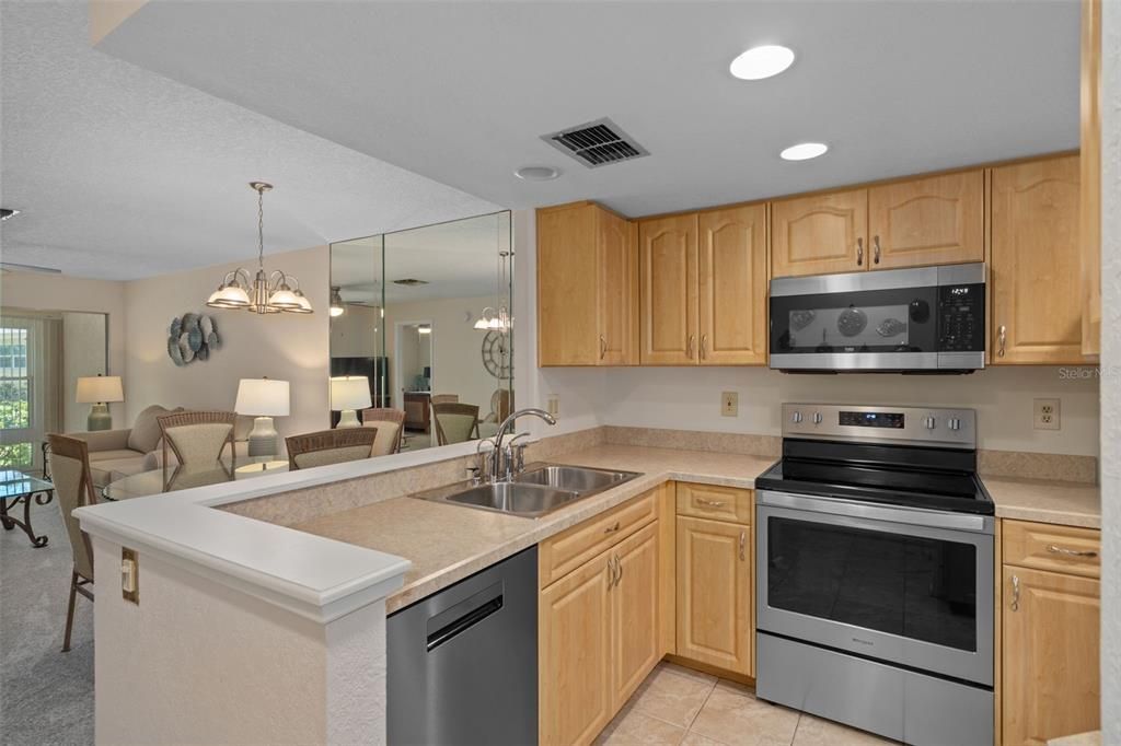 For Sale: $156,900 (2 beds, 2 baths, 935 Square Feet)