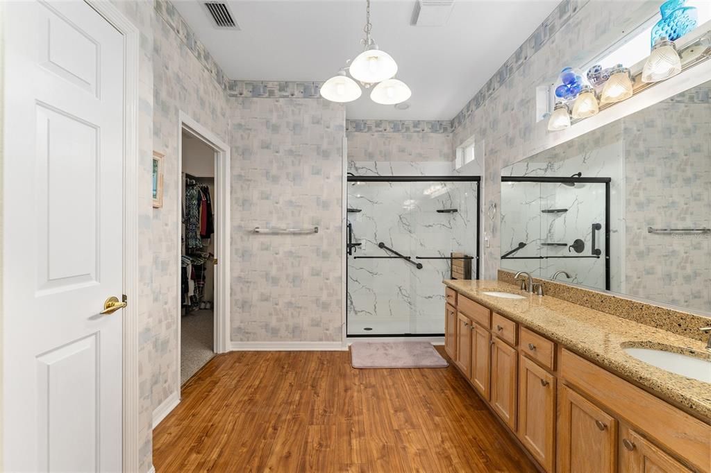 For Sale: $299,900 (2 beds, 2 baths, 1979 Square Feet)