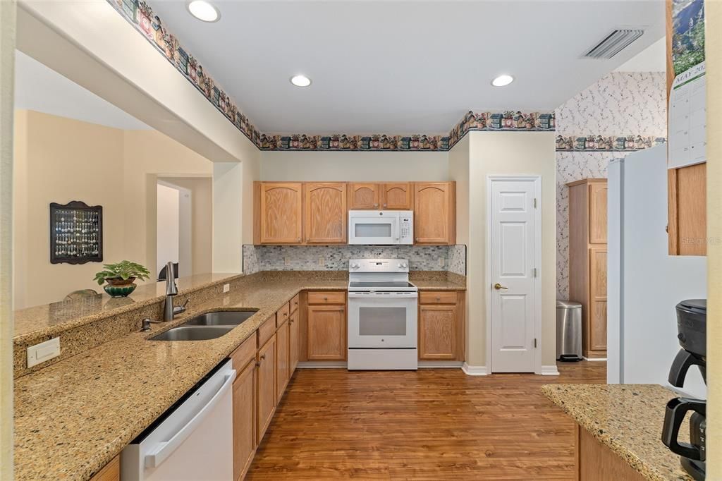 For Sale: $299,900 (2 beds, 2 baths, 1979 Square Feet)